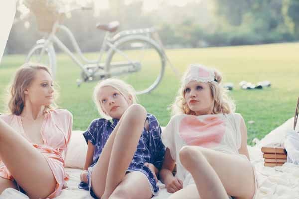 Солнечный летний Lookbook женской одежды Wildfox 2014