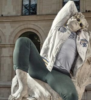 Даже статуи предпочитают джинсу и солнцезащитные очки Ray Ban