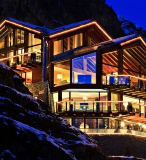 Современный дизайн загородного деревянного дома в стиле шале