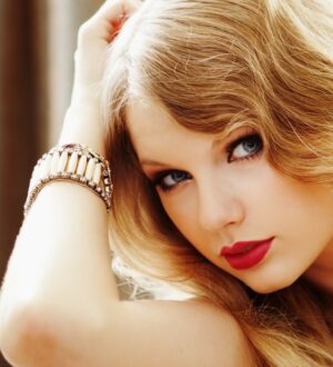 Использование культовой красной губной помады в повседневном макияже