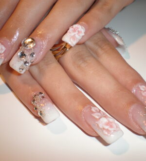 Идеи свадебного маникюра в цветочной тематике