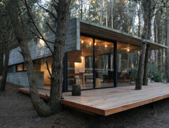 Уютный маленький деревянный дом от BAK Arquitectos Asociados