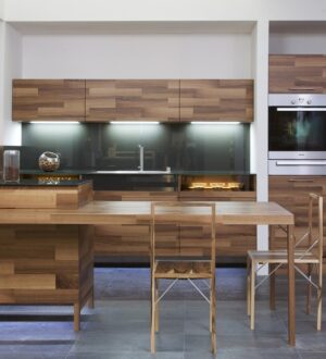 Интерьер современной кухни из дерева и дополнений из стекла