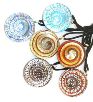 Как правильно выбрать подвеску и с чем ее носить