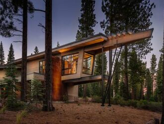 Потрясающий коттедж в окружении леса