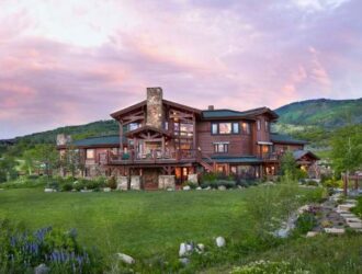 Красота интерьера и ландшафтного дизайна современного ранчо в Колорадо