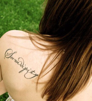 Способ самовыражения с помощью татуировки надписи