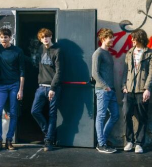 С чем носить модные кроссовки парням?