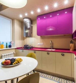 Интерьер кухни 8 кв.м. в бело-фиолетовом цвете