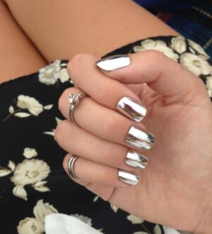 Модный тренд в маникюре — зеркальный лак для ногтей