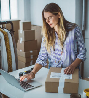 Где выгодно купить одежду для продажи через интернет