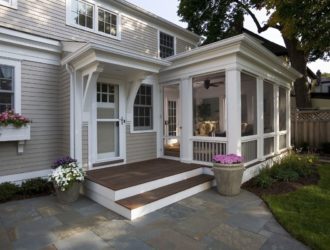 Как построить и оформить крыльцо загородного дома