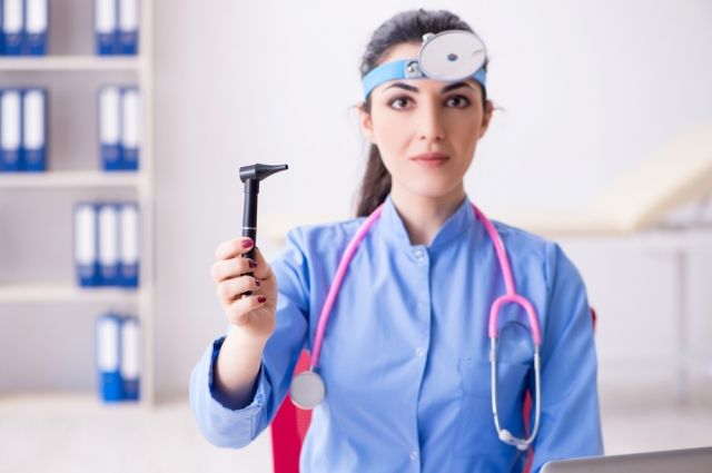 Врач отоларинголог