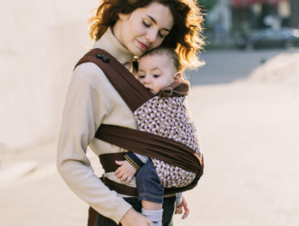 Слинги и эргорюкзаки: комфорт и близость для мам и малышей
