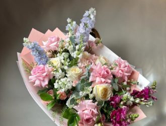 Почему дарить девушкам большие букеты: завоевывание сердец и создание воспоминаний