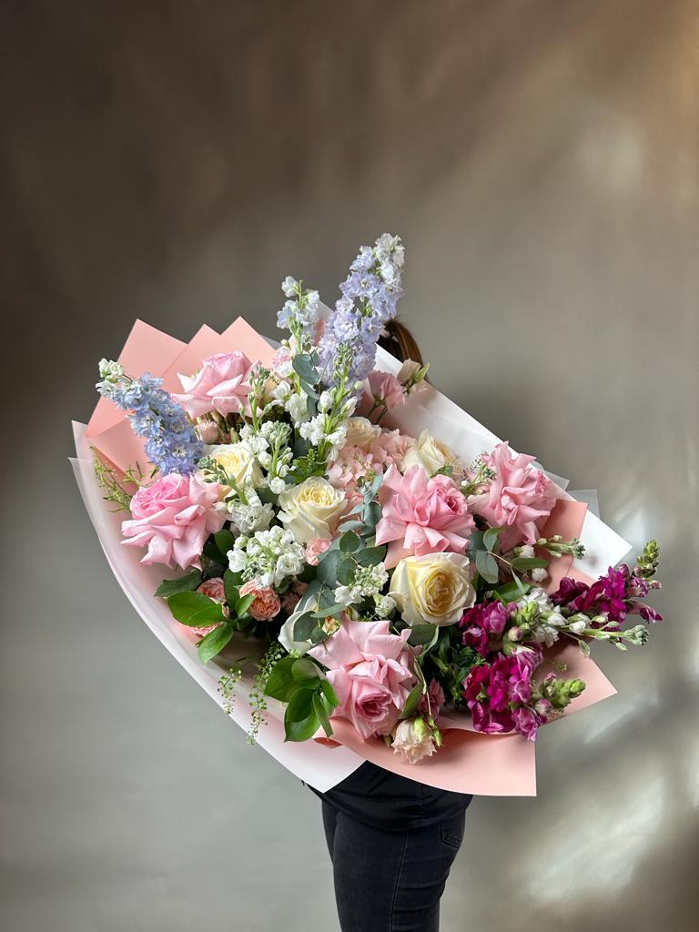 Почему дарить девушкам большие букеты: завоевывание сердец и создание воспоминаний