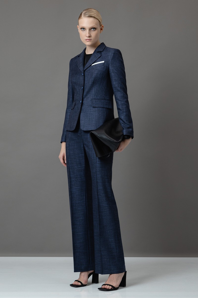 Путь к стильному образу: как купить дизайнерский женский костюм