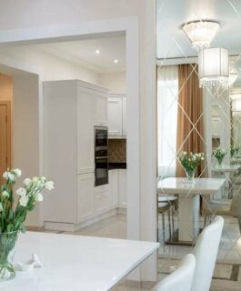 Зеркала в кухонном интерьере: эффективное расширение пространства