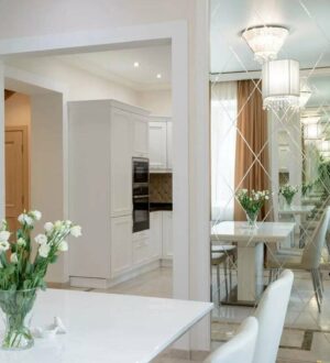 Зеркала в кухонном интерьере: эффективное расширение пространства