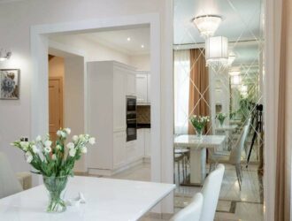 Зеркала в кухонном интерьере: эффективное расширение пространства