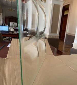 Гнутое стекло на заказ для уникальных стеклянных конструкций в интерьере