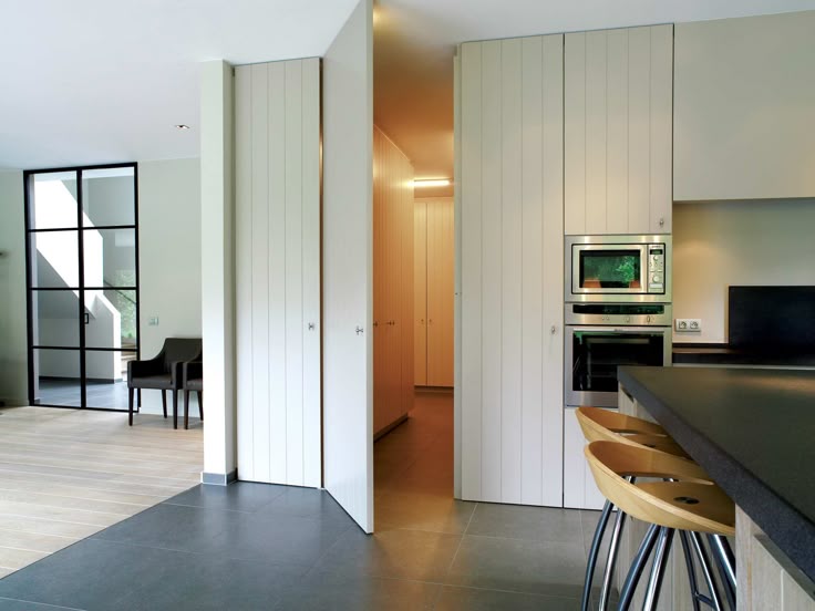 Скрытые двери как элемент современного дизайна для вашего уютного интерьера