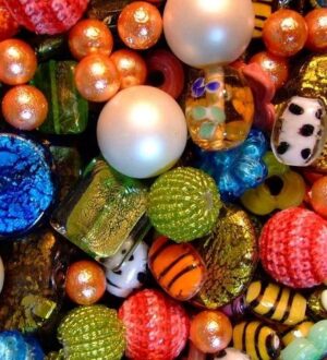 Разнообразие материалов бусин для рукоделия