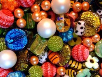 Разнообразие материалов бусин для рукоделия